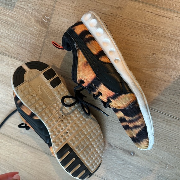 Women’s tiger striped puma sneakers. - Picture 4 of 4